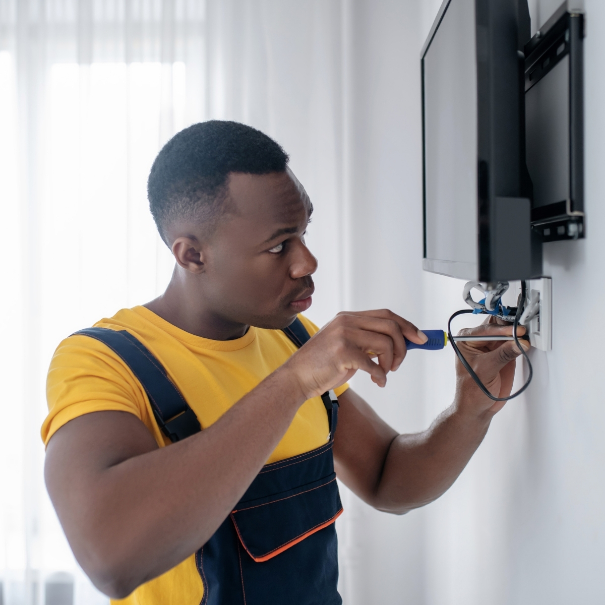 Visuel de Réparation et installation TV - décodeur et antenne